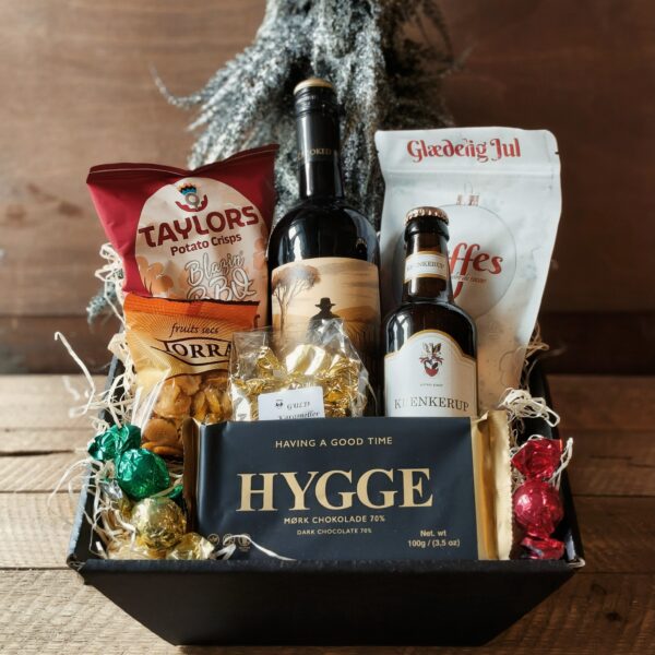 gavekurv med chokolade og vin og jul