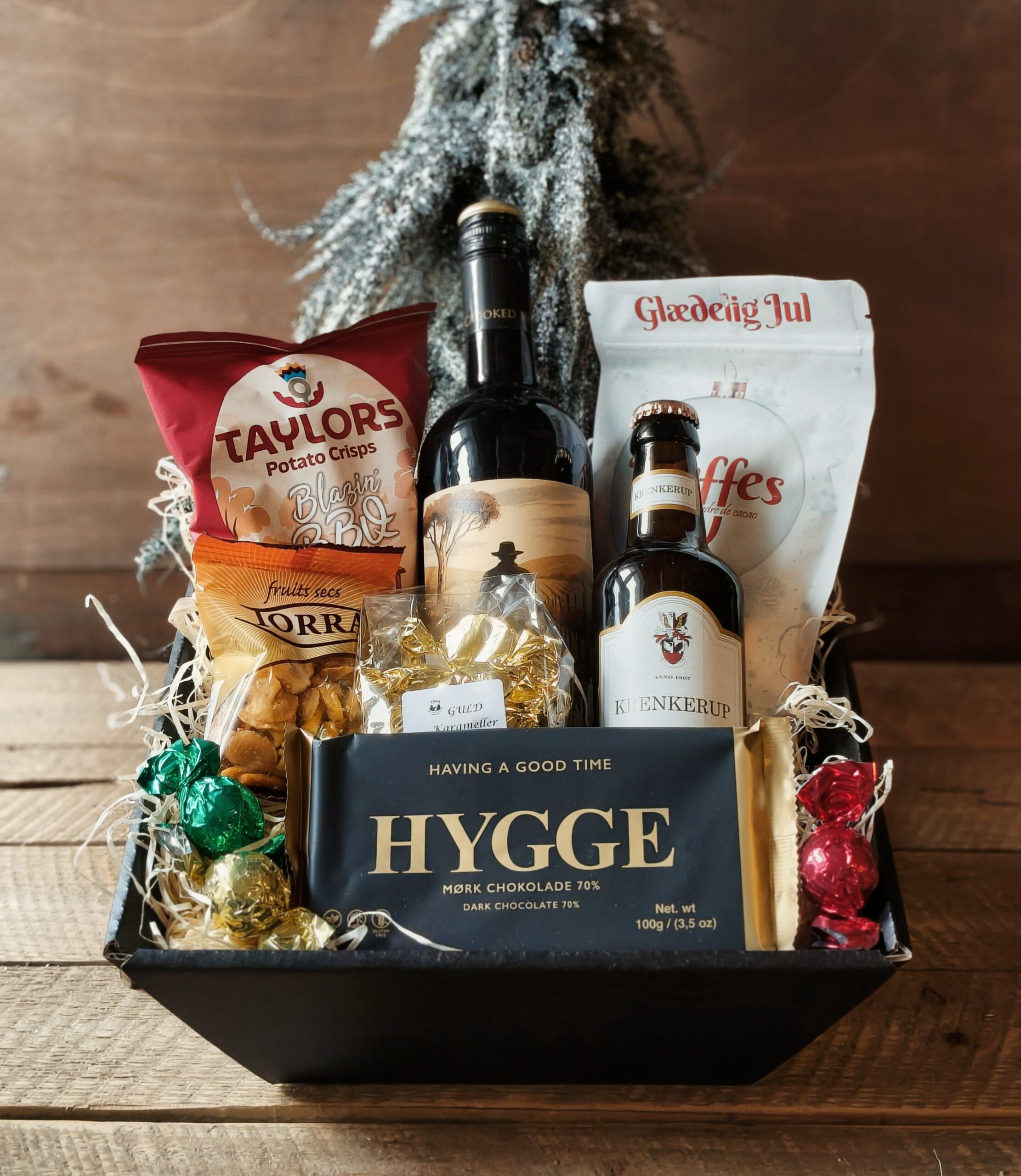 gavekurv med chokolade og vin og jul